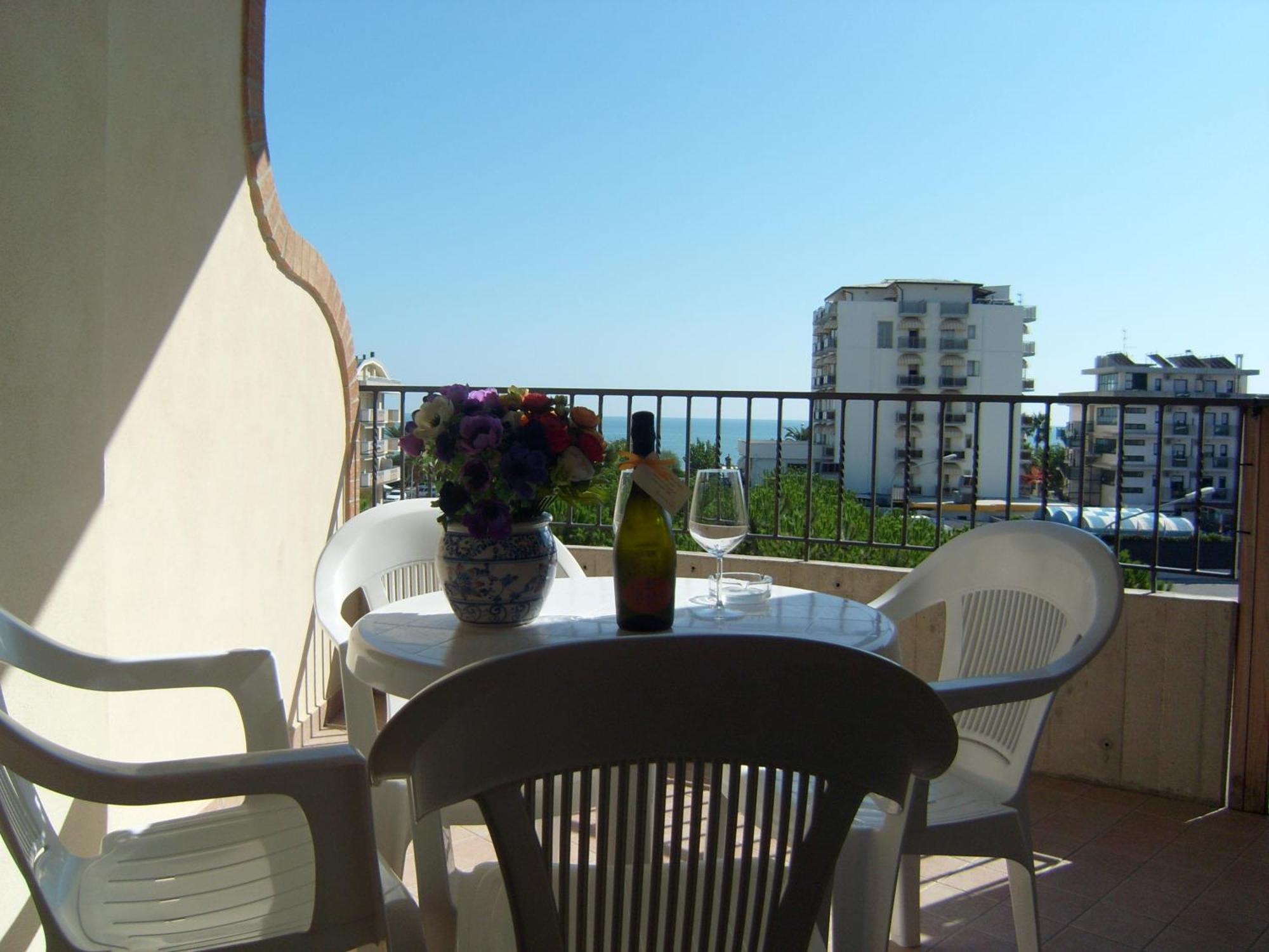 Residence Torre Del Mar Alba Adriatica Zimmer foto