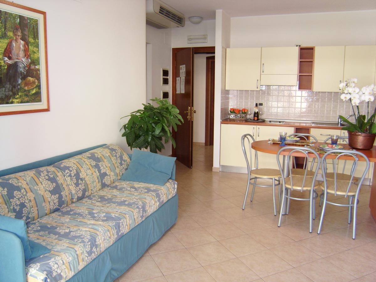 Residence Torre Del Mar Alba Adriatica Zimmer foto